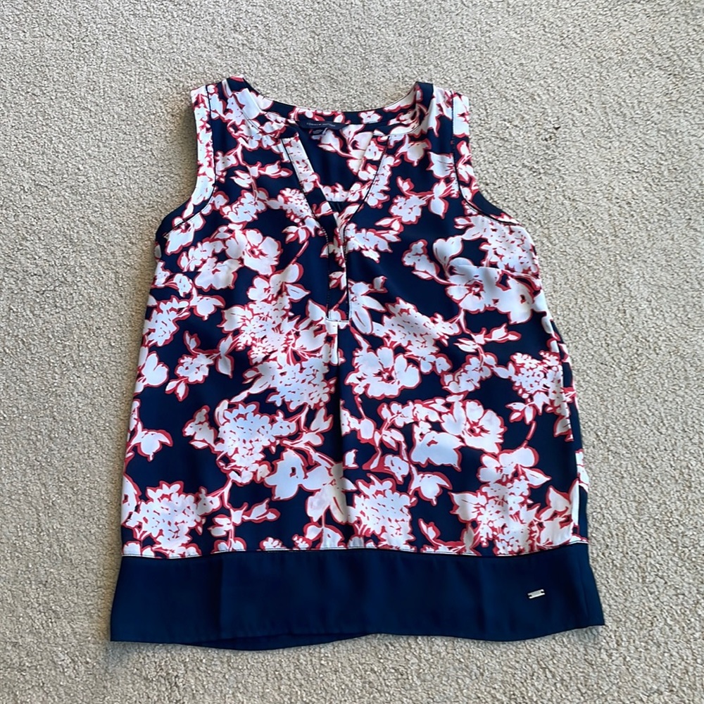 💜5 for $25 Tommy Hilfiger navy and white floral sleeveless top